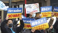 Puluhan orang berdemo menolak perang di Tokyo, Jepang, Senin 21 Maret 2022.