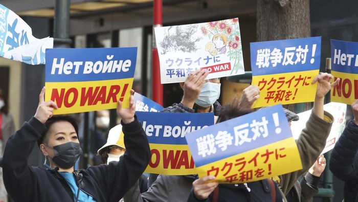 Protesters hold posters during a rally against Russia's invasion of Ukraine in Tokyo, Monday, March 21, 2022. (AP Photo/Koji Sasahara)