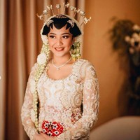 Putri tampaknya tidak ingin mengubah fitur wajahnya dengan riasan. Sang makeup artist mengaksentuasi bagian-bagian yang wajah perlu dipertegas. Untuk riasan bibir pada akad  nikah, Putri tampil dengan lipstik bernuansa coral. Foto: dok. Morden.co