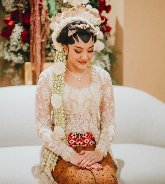 Kesan flawless tetap terasa pada riasan Putri Tanjung. Bubah membuat riasan matanya lebih bold dengan eyeliner dan tambahan bulu mata palsu yang lebih tebal. Foto: dok. Morden.co