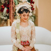 Kesan flawless tetap terasa pada riasan Putri Tanjung. Bubah membuat riasan matanya lebih bold dengan eyeliner dan tambahan bulu mata palsu yang lebih tebal. Foto: dok. Morden.co