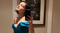 Sejak debut di West Side Story, Rachel Zegler hampir tak pernah berhenti berjalan di karpet merah. (dok. Instagram @rachelzegler) 