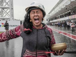Bebas Jalan-jalan di Lintasan, Siapa yang Kasih Izin Pawang Hujan MotoGP?