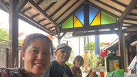 Ini adalah salah satu momen saat kulineran bareng keluarga. Bersama dengan kedua orangtuanya, Rara menikmati soto di warung sederhana. Foto: Instagram @rara_cahayatarotindigo