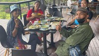 Nah, ini momen Rara Istiati Wulandari saat menikmati soto bersama krunya di sebuah restoran. Mereka makan soto dengan ditemani pemandangan indah. Foto: Instagram @rara_cahayatarotindigo