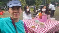 Kulineran usai jalan-jalan santai, Rara Istiati Wulandari juga memilih untuk mencicipi soto. Makan sotonya kali ini ditemani dengan gorengan sebagai pendamping. Foto: Instagram @rara_cahayatarotindigo