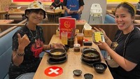 Bukan hanya soto saja, ada juga momen Rara Istiati Wulandari makan ramen di restoran Jepang. Ia juga mengajak asistennya untuk makan bersama. Foto: Instagram @rara_cahayatarotindigo