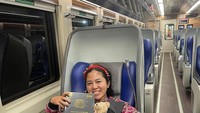 Terakhir ada momennya saat dalam perjalanan menaiki kereta api premium. Sambil menikmati perjalanan, ia memesan makanan dan secangkir teh Foto: Instagram @rara_cahayatarotindigo