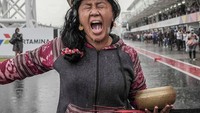 Aksi Rara Istiati Wulandari, pawang hujan di Sirkuit Mandalika berhasil menjadi sorotan dunia. Bahkan aksinya pun mendapat pujian dari media asing. Foto: Instagram @rara_cahayatarotindigo