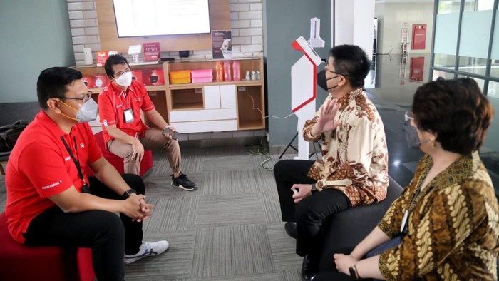 Rejeki Nomplok untuk Dosen Surabaya General Manager Consumer Sales Telkomsel Jawa Timur, Mulyadi Indra (dua dari kiri) didampingi Manager Branch Surabaya, Andri Trisnanto menyerahkan hadiah Telkomsel Poin kepada pelanggan asal Surabaya, Lexi Pranata yang merupakan dosen di salah satu kampus di Surabaya.
