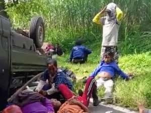 Pikap Muat 27 Buruh Terbalik di Tapen Bondowoso