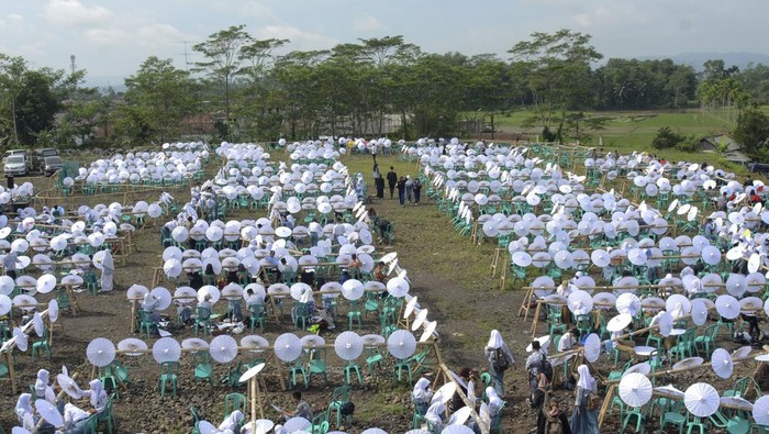 REKOR MURI MELUKIS PAYUNG GEULIS Sejumlah siswa melukis payung geulis pada Festival, Lomba dan Rekor Melukis 2022 Payung Geulis Se-Jawa Barat di SMA Negeri 10 Kota Tasikmalaya, Jawa Barat, Sabtu (19/3/2022). Festival melukis payung geulis yang merupakan Warisan Budaya Takbenda (WBTb) itu memecahkan rekor MURI dengan diikuti sebanyak 2022 peserta secara langsung dan daring. ANTARA FOTO/Adeng Bustomi/rwa.