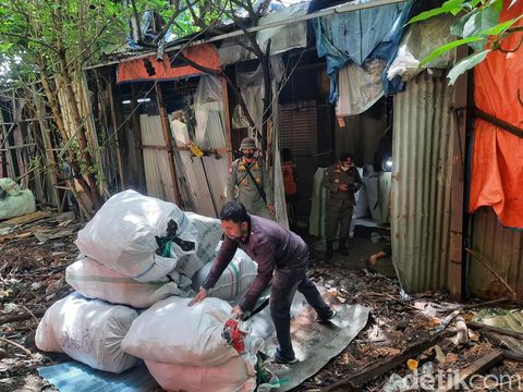 Relokasi pedagang di tempat penampungan sementara (TPS) pedagang Pasar Turi Lama