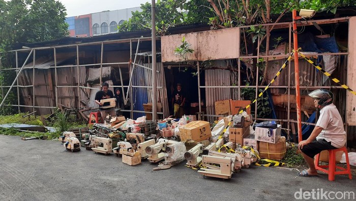 Relokasi pedagang di tempat penampungan sementara (TPS) pedagang Pasar Turi Lama