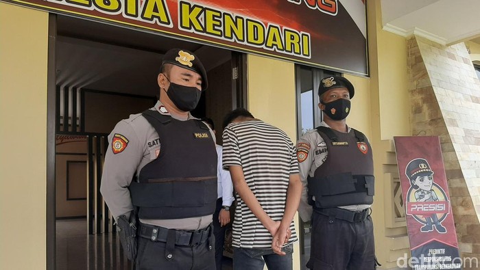 Remaja di Kendari viral karena menghunuskan samurai ke pengunjung toko ditangkap. (Nadhir/detikcom)