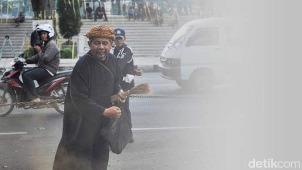 Ritual pawang hujan oleh Bah Nanu