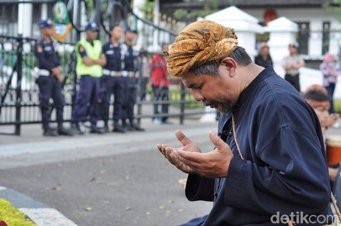 Ritual pawang hujan oleh Bah Nanu