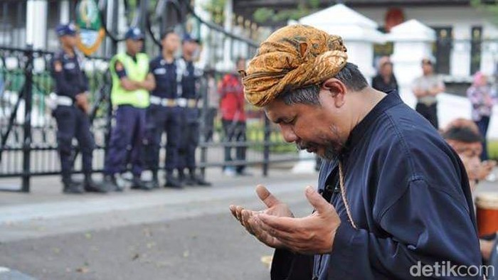 Ritual pawang hujan oleh Bah Nanu