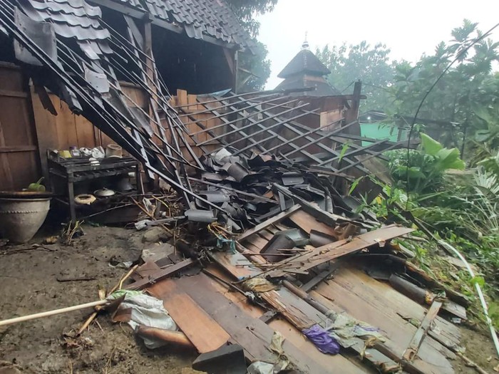 Rumah rusak akibat banjir bandang yang melanda di Kecamatan Tanggungharjo, Kabupaten Grobogan, Maret 2022.