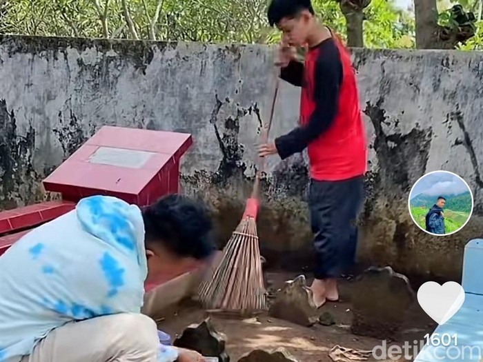 Salah satu video bersih-bersih makam @bangyubi di TikTok. Videonya sempat viral sehingga banjir permintaan bersih-bersih makam.