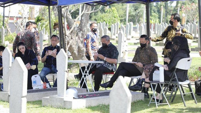 SBY sekeluarga ziarah ke makam Ani Yudhoyono