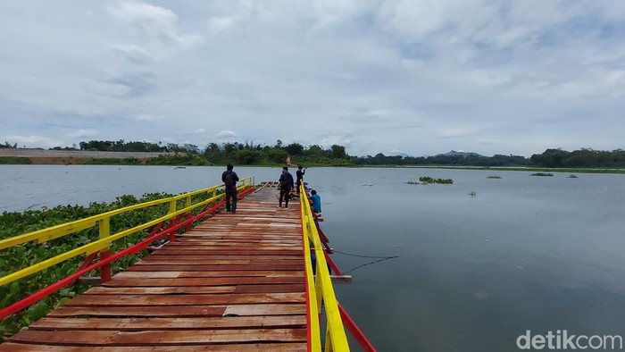 Sebuah jembatan apung baru tengah dibangun di atas Sungai Citarum, Kabupaten Bandung Barat (KBB).