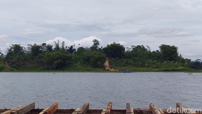 Sebuah jembatan apung baru tengah dibangun di atas Sungai Citarum, Kabupaten Bandung Barat (KBB).