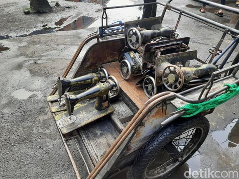 Sejumlah mesin jahit barang dagangan pedagang di TPS Pasar Turi yang hendak dipindahkan karena TPS segera dibongkar