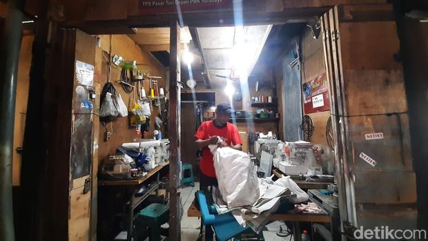 Sejumlah mesin jahit barang dagangan pedagang di TPS Pasar Turi yang hendak dipindahkan karena TPS segera dibongkar