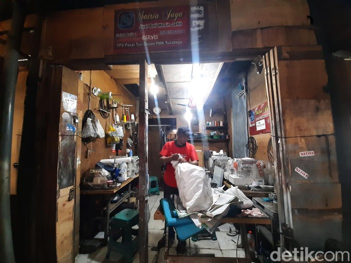 Sejumlah mesin jahit barang dagangan pedagang di TPS Pasar Turi yang hendak dipindahkan karena TPS segera dibongkar