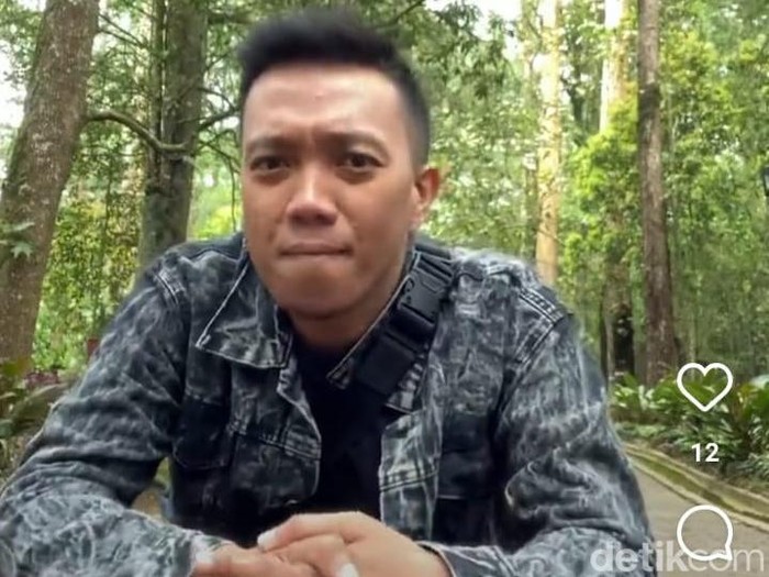Sholahuddin Al Ayyuby pemilik akun @bangyubi yang video bersih-bersih makamnya sempat viral di TikTok.
