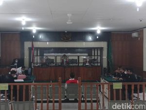 Pecah Tangis Mahasiswi Sebab Kecewa Vonis Bebas Dosen Unri