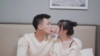 Keduanya juga kerap berfoto mesra di rumah. Momen ini diabadikan saat mereka sedang menyantap biskuit. Foto: Instagram @stellacor