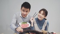 Hot pot tampaknya jadi salah satu makanan favorit dari Stella dan Fendy. Mereka tampak menikmati hidangna hot pot yang lezat. Foto: Instagram @stellacor