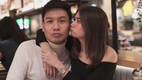 Momen mesra lainnya terlihat ketika keduanya mengunjungi sebuah kafe. Tampak Stella dan Fendy menikmati secangkir teh hangat. Foto: Instagram @stellacor