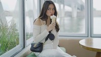 Stella Cornelia juga sering berpose lucu dengan makanan yang sedang dinikmati. Seperti gelato dari salah satu gerai di Cove Batavia PIK ini. Foto: Instagram @stellacor