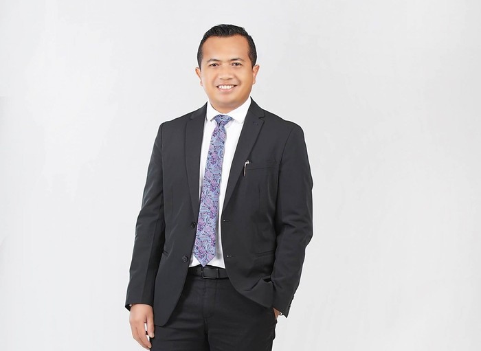 Sunarto, alumnus Unair yang bagikan beasiswa.