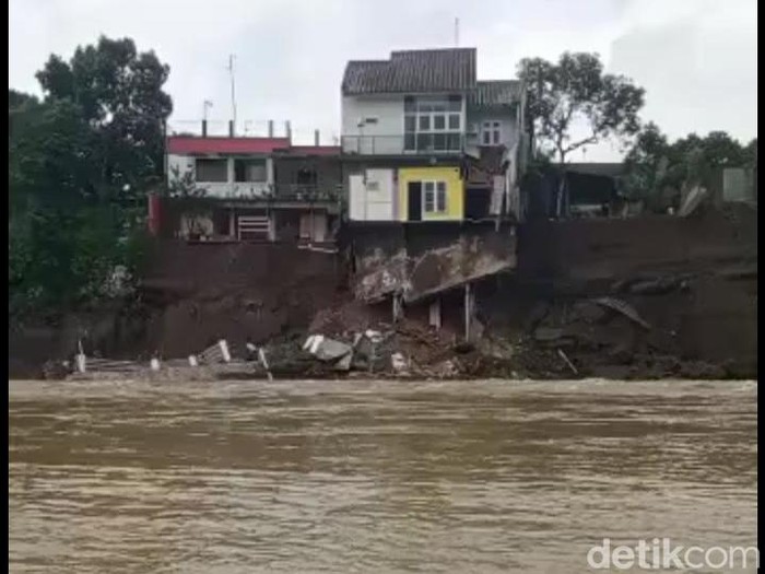 Sungai Klawing Purbalingga melebar, 22 rumah terancam roboh, Senin (21/3/2022).