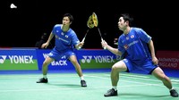 Dari sana, lawan lebih berat menanti di perempatfinal: juara dunia Takuro Hoki/Yugo Kobayashi, yang juga merupakan unggulan ketiga All England 2022. Kalah di gim pertama, Bagas/Fikri tampil gemilang untuk mencatatkan comeback dramatis. Mereka lolos ke semifinal dengan skor 16-21, 21-16, dan 22-20. AP/Zac Goodwin