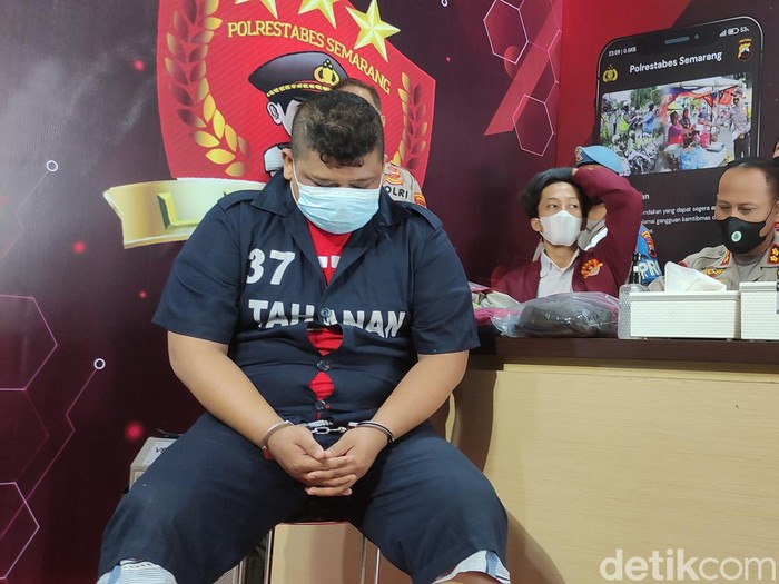 Tersangka kasus penganiayaan di Polrestabes, Senin (21/3/2022).