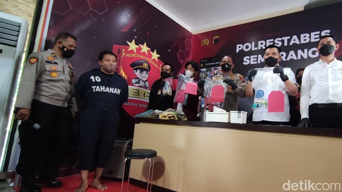 Tersangka WD di Mapolrestabes, Senin (21/3/2022).