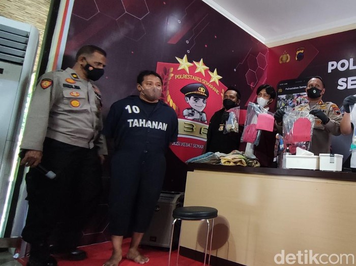 Tersangka WD di Mapolrestabes, Senin (21/3/2022).