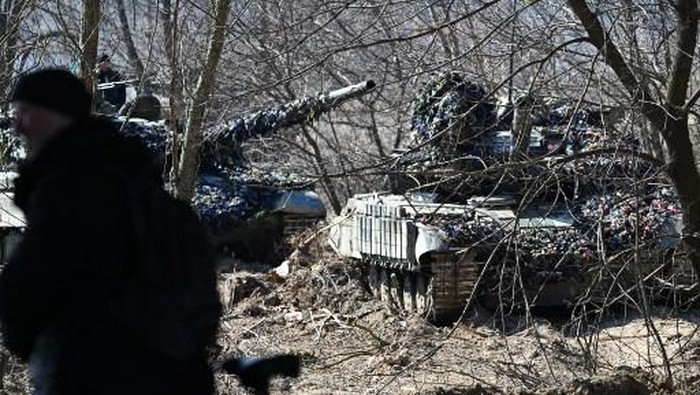 Members of the Ukrainian Territorial Defence Forces stand  guard at a checkpoint in Kyiv on March 20, 2022, as Russian forces try to encircle the Ukranian capital. - The war in Ukraine, which Russian President Vladimir Putin launched on February 24 to stamp out the pro-Western leanings in the ex-Soviet country, has sparked the fastest growing refugee crisis in Europe since World War II, felled Russia-West relations to Cold War-era lows, and is wreaking havoc in the world economy still recovering from the coronavirus pandemic. (Photo by FADEL SENNA / AFP)