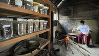 Seorang perajin kopi tengah mengolah biji kopi di Banyuwangi.