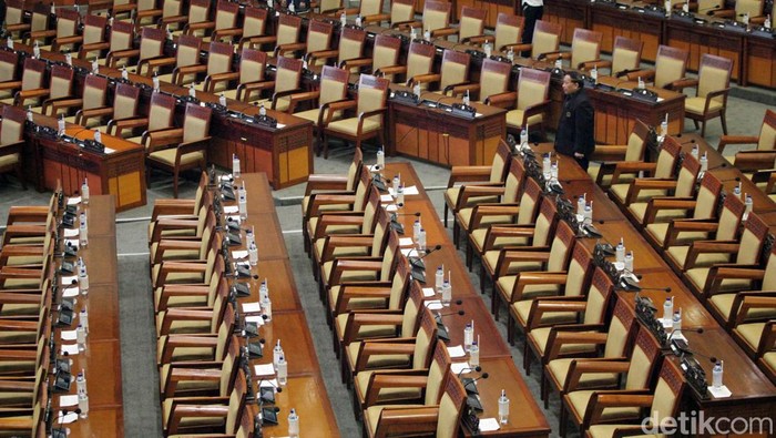 bangku kosong masih terlihat pada saat paripurna