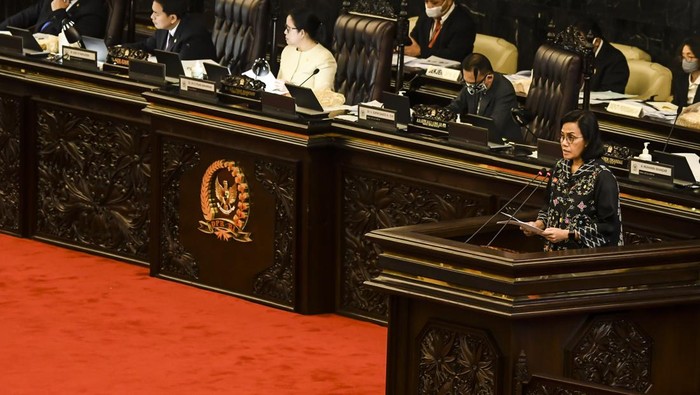 Menteri Keuangan Sri Mulyani (kanan) membacakan pandangan pemerintah pada Rapat Paripurna masa persidangan III 2019-2020 , di Komplek Parlemen, Jakarta, Selasa (12/5/2020). Dalam rapat paripurna tersebut beragendakan penyampaian Pemerintah terhadap Kerangka Ekonomi Makro dan Pokok-pokok Kebijakan Fiskal (KEM dan PPKF) RAPBN TA 2021 dan pengambilan keputusan Perppu Nomor 1 Tahun 2020 atau Perppu Corona menjadi UU. ANTARA FOTO/Muhammad Adimaja/hp.