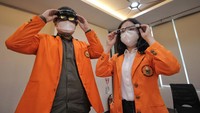 Mahasiswa saat memperagakan penggunaan kacamata VR (Virtual Reality).