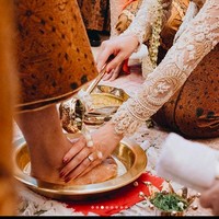 Ranupada menjadi tahapan selanjutnya dalam prosesi panggih ini. Guinandra menginjak telur dengan kaki, lalu Putri membasuh kaki suaminya dengan air bersih (wiji dadi) sebagai wujud bakti istri kepada suami agar rumah tangga bahagia dan harmonis. Guinandra lalu membantu Putri bangkit berdiri, yang dimaknai kedudukan yang setara keduanya. Duduk sama rendah, berdiri sama tinggi. (Foto: Dok. Morden)