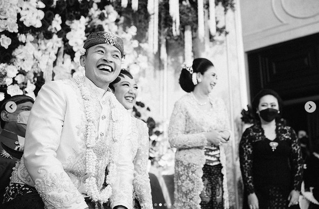 Tiba di pelaminan, mereka lalu melakukan bobot timbang. Kedua mempelai duduk di pangkuan Chairul Tanjung. Sang istri lalu bertanya siapa yang paling berat dalam bahasa Jawa. Bapak... abot sing endi Pak? tanya sang istri. Podo abote. Roto, balas Chairul Tanjung berseri dan langsung disambut gelak tawa dari para tamu. Pengusaha yang juga pendiri CT Corp. ini mengatakan berat keduanya sama. Ritual ini melambangkan orangtua mempelai wanita akan memperlakukan sang menantu seperti anak sendiri. (Foto: Dok. Morden)