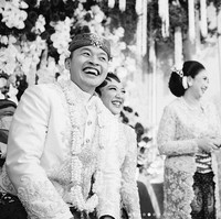 Tiba di pelaminan, mereka lalu melakukan bobot timbang. Kedua mempelai duduk di pangkuan Chairul Tanjung. Sang istri lalu bertanya siapa yang paling berat dalam bahasa Jawa. Bapak... abot sing endi Pak? tanya sang istri. Podo abote. Roto, balas Chairul Tanjung berseri dan langsung disambut gelak tawa dari para tamu. Pengusaha yang juga pendiri CT Corp. ini mengatakan berat keduanya sama. Ritual ini melambangkan orangtua mempelai wanita akan memperlakukan sang menantu seperti anak sendiri. (Foto: Dok. Morden)